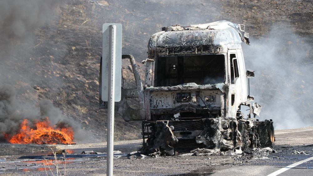 Erzincan’da seyir halindeki tır cayır cayır yandı sürücü son anda kurtuldu