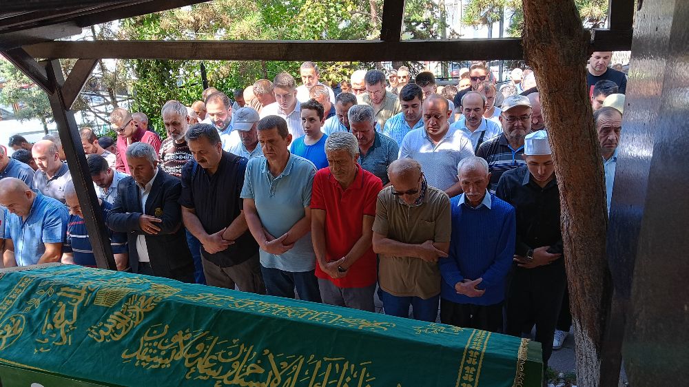 Gözyaşlarına hakim olamayan ağabeyi, "Gözleri açık vefat etti. Kızının düğününe yetişemedi" dedi