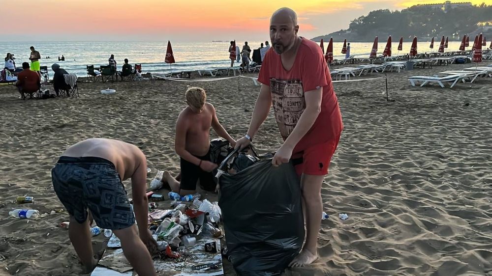 Gurbetçi vatandaş, İncekum Plajı'na atılan çöplere sessiz kalmadı