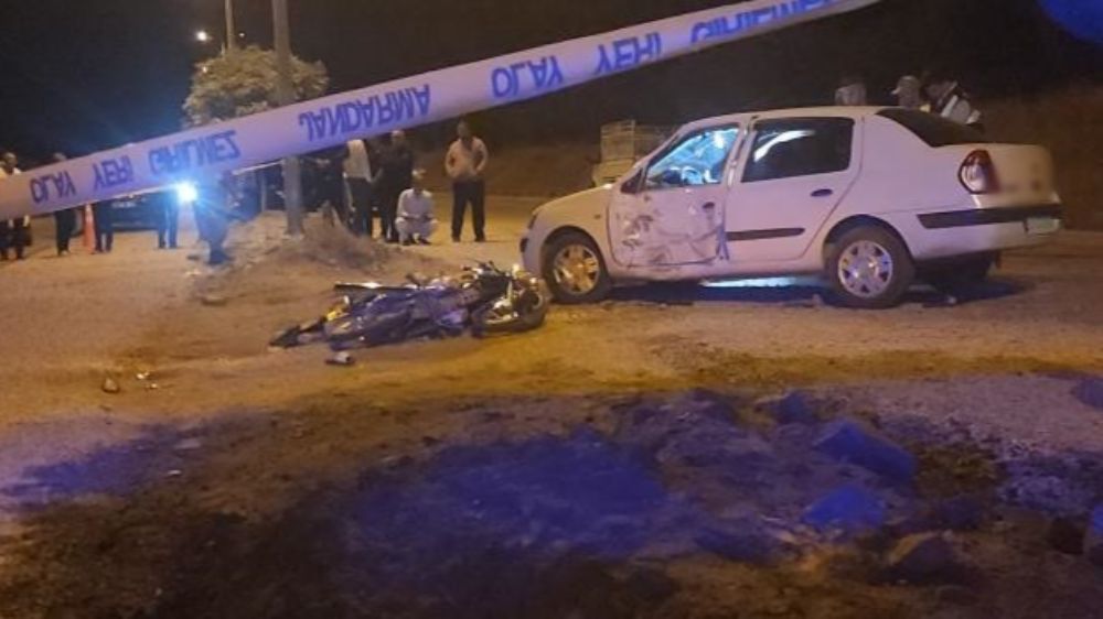 Hatay’da otomobille çarpışan motosikletteki bir kişi öldü, bir kişi ağır yaralandı.