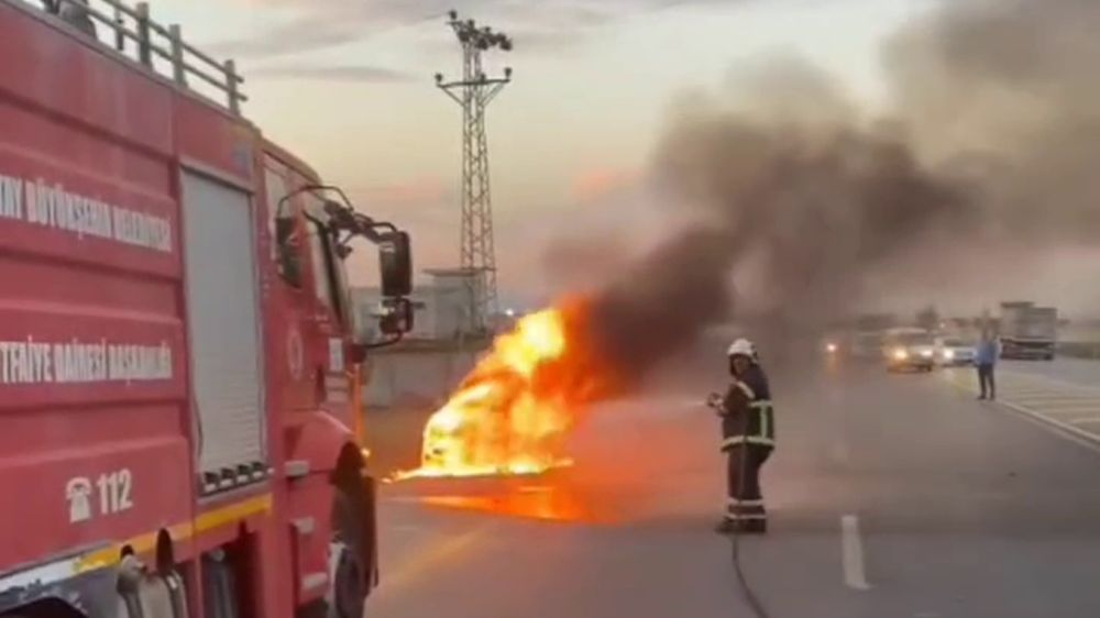 Hatay'da seyir halindeki otomobilde yangın çıktı 