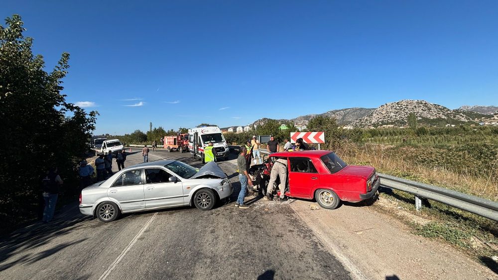 Isparta'da trafik kazası 2 otomobil çarpıştı 2 yaralı