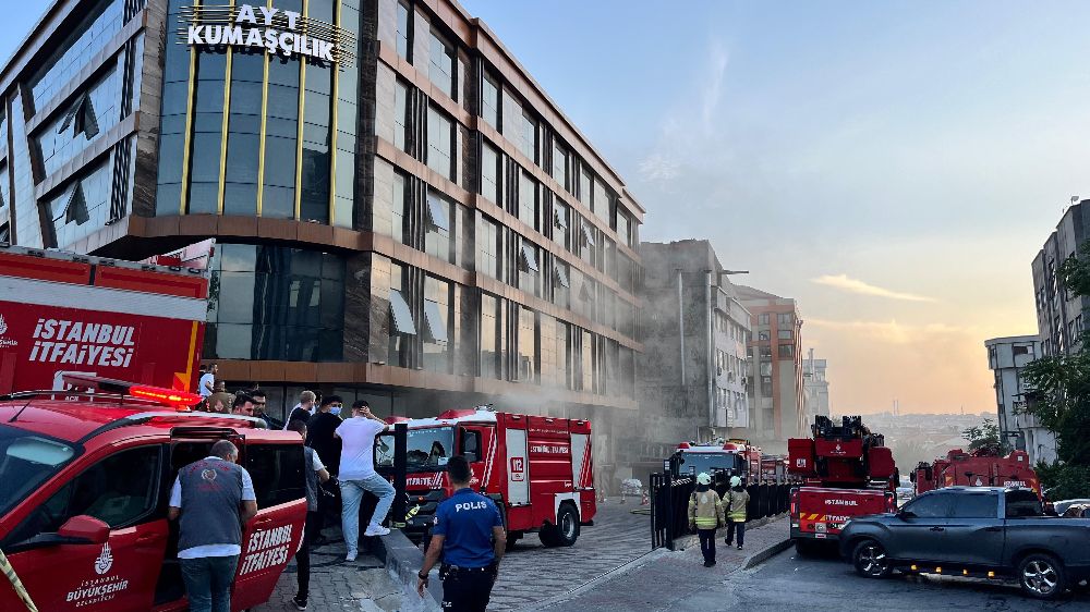 İstanbul'da kumaş imalathanesinde yangın korkuttu