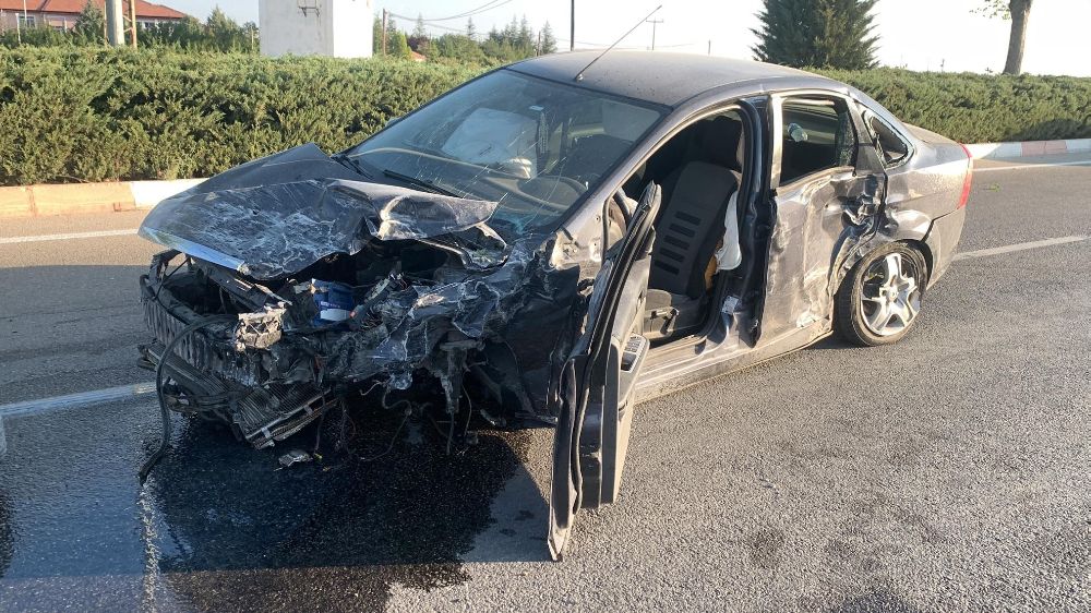 Karaman'da trafik kazası otomobil motoru fırladı