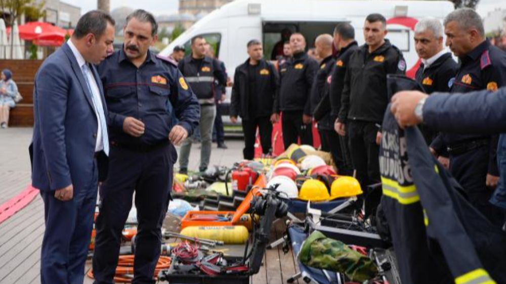 Kars Belediye Başkanı Ötüken Senger İtfaiye Haftası Etkinliğinde itfaiyecilerle birlikte kutladı