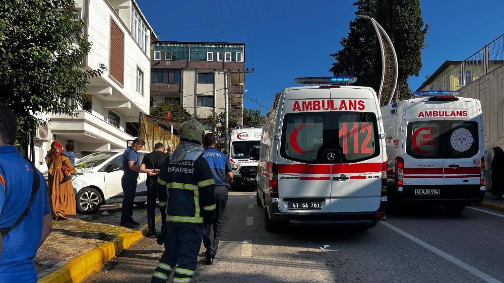 Kocaeli'nde kaza otomobil bahçeye daldı anneanne ve torunları yaralandı