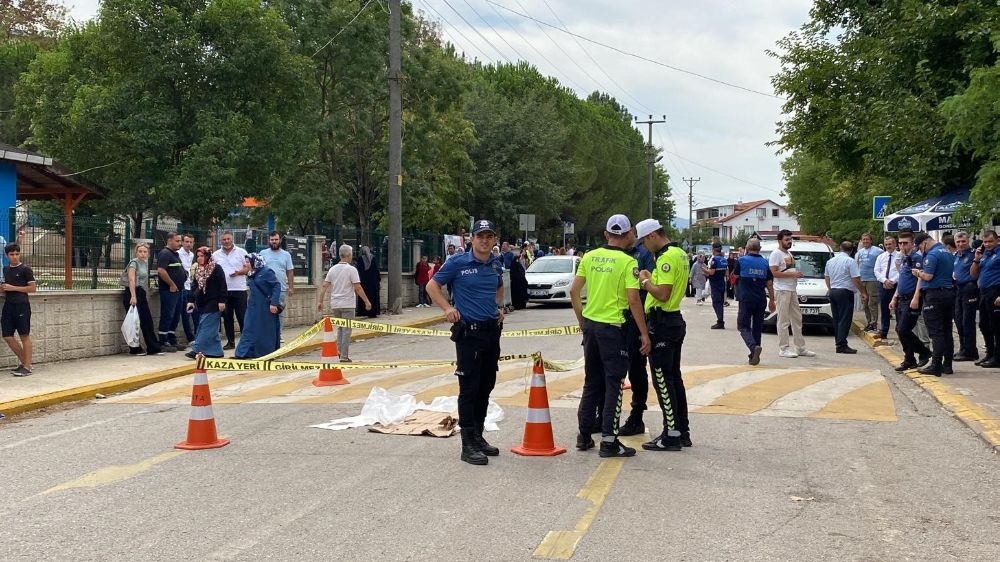 Kocaeli'nde okul önünde bisiklet kazası çocuk ağır yaralandı