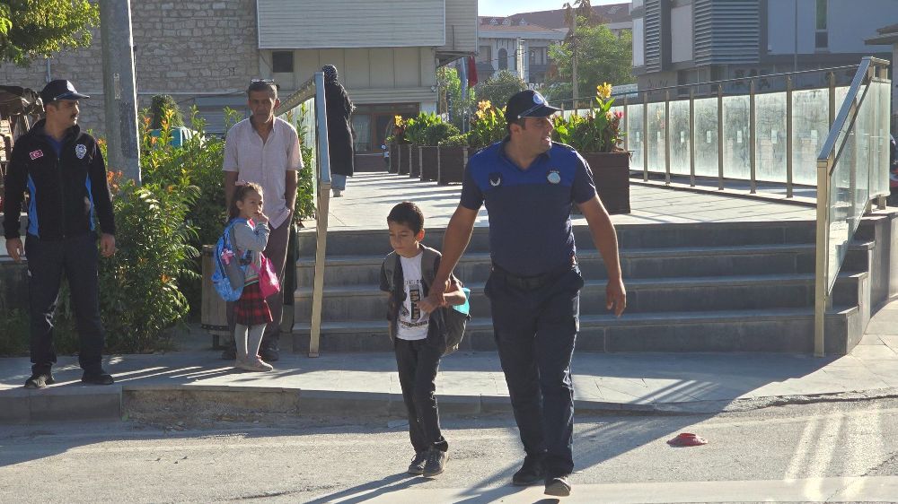 Korkuteli Zabıtası Miniklerin Güvencesi oldu 