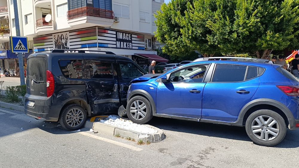 Manavgat'ta trafik kazası! 3 kişi yaralandı