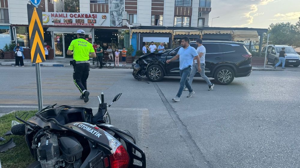 Manisa'da trafik kazası cip motosiklete çarptı 2 kişi yaralandı