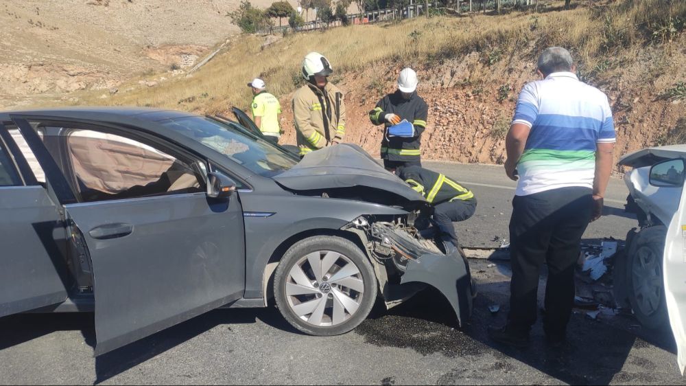 Mardin’de trafik kazası iki otomobil çarpıştı