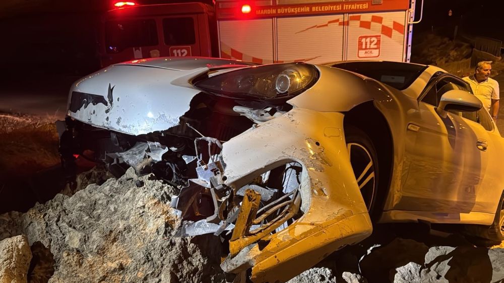 Mardin'de trafik kazası otomobil kayaya çarptı 1 yaralı