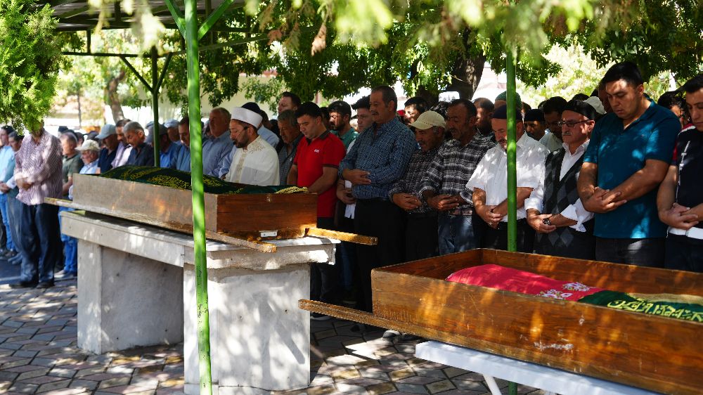 Niğde'de barajda boğulan baba ve kızı son yolculuğuna uğurlandı