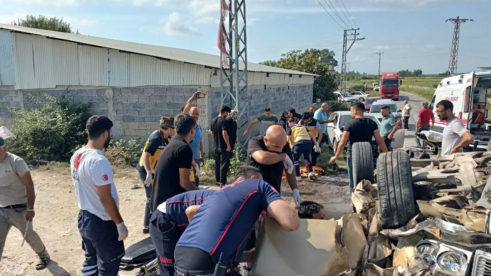 Osmaniye'de trafik kazası otomobil hurdaya döndü: 7 yaralı