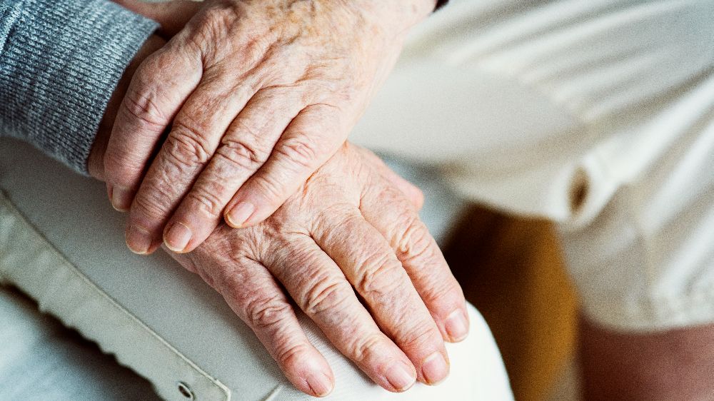 Parkinson Hastalığı Nedir? Belirtileri Nelerdir? | Tedavi Yöntemleri ve Beyin Pili