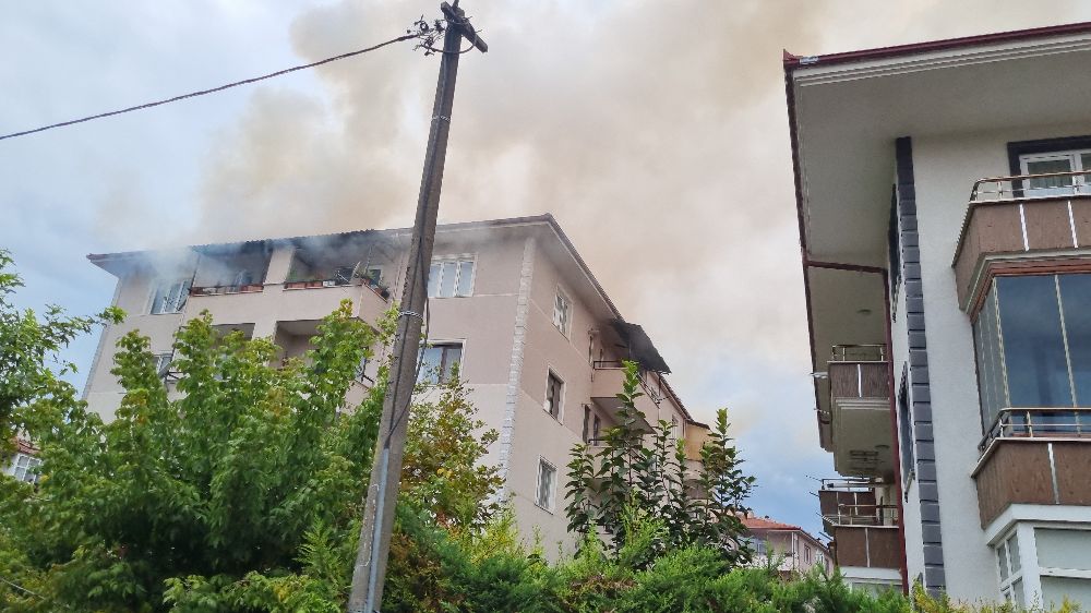 Sakarya'da 4 katlı binanın çatı katında çıkan yangın paniğe neden oldu