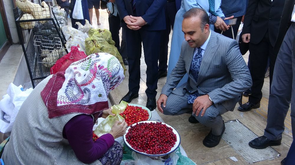 Sanayi ve Teknoloji Bakanı Kacır Isparta'da vatandaşla bir araya geldi