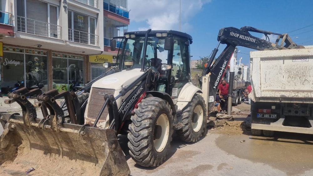 Sinop'ta ana isale hattı su borusu patladı