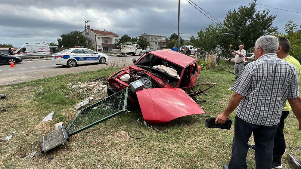 Sinop'ta kaza Tofaş araç kağıt gibi dağıldı