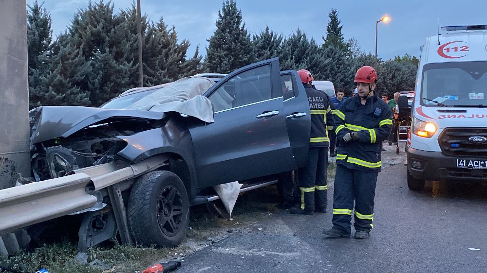 TEM Otoyolu'nda kaza otomobil bariyere saplandı sürücü hayatını kaybetti