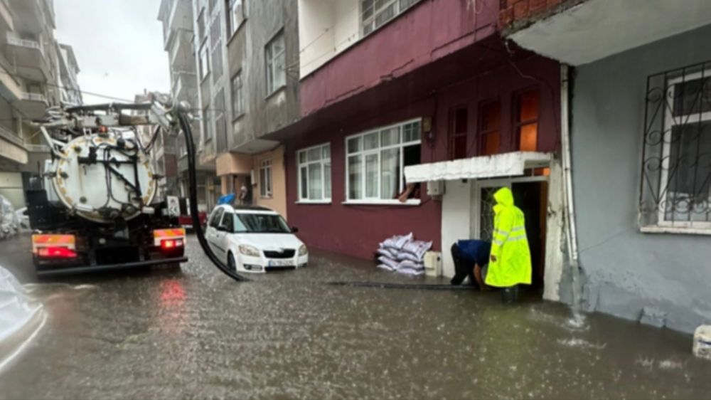 Trabzon’u sel vurdu! Trabzon'un ilçelerinde yaşanan sağanak sonrası sel suları nedeniyle yollar ulaşıma kapandı...