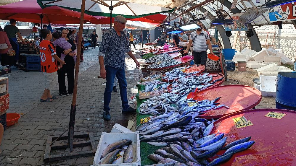 Vatandaşlar balık tezgahlarına akın ettiler