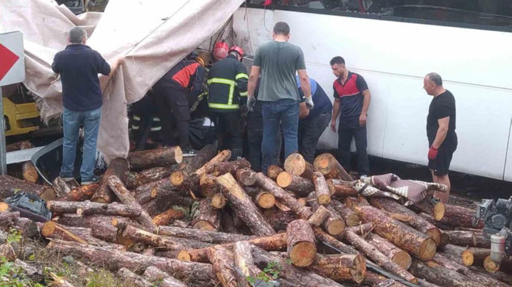 Zonguldak’ta tomruk yüklü kamyonun yolcu otobüsü ile çarpıştığı kazada  Ölen ve yaralananların isimleri belli oldu 