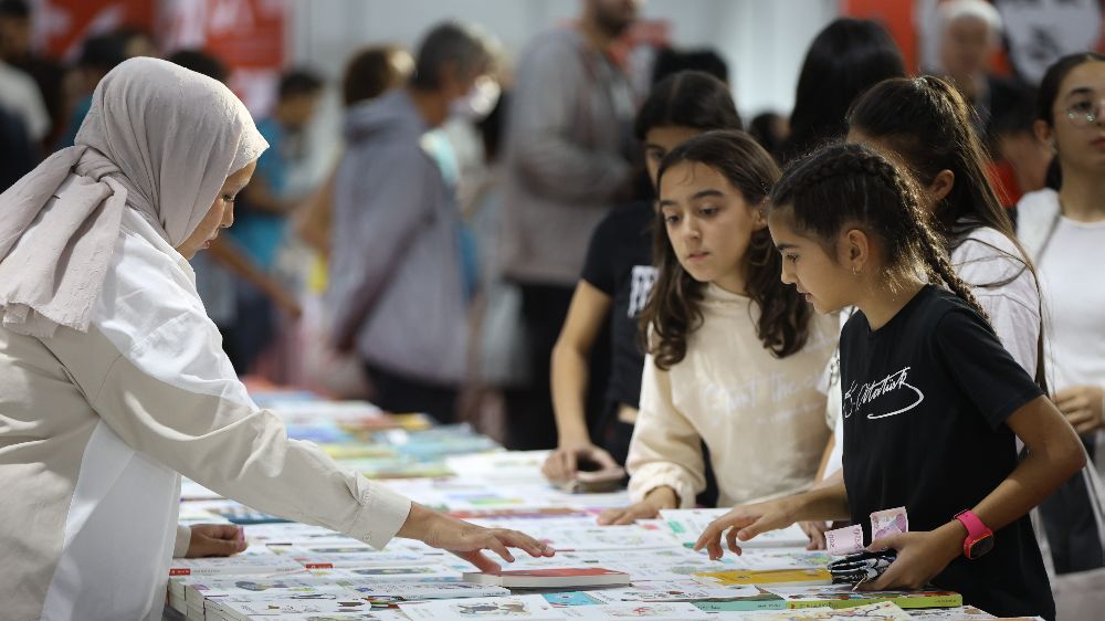 14. Antalya Kitap Fuarı Kapılarını Açtı: Yazarlar ve Kitapseverler Buluştu