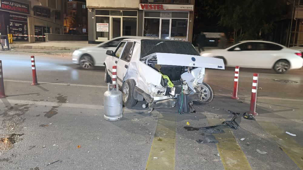 Afyon'da trafik kazası! Ortalık savaş alanına döndü