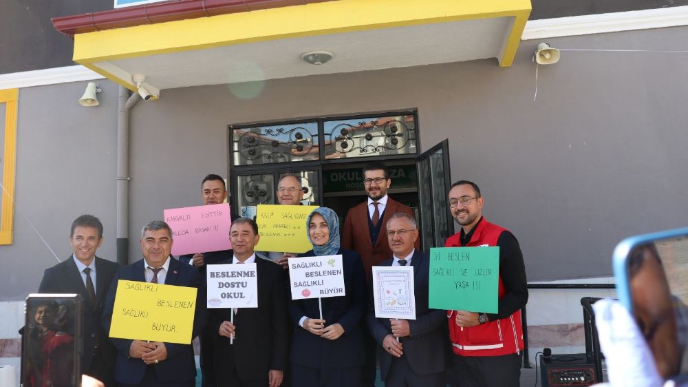 Afyonkarahisar’da 10 okulda patatesli köy ekmeği ve tarhana çorbası ikramı