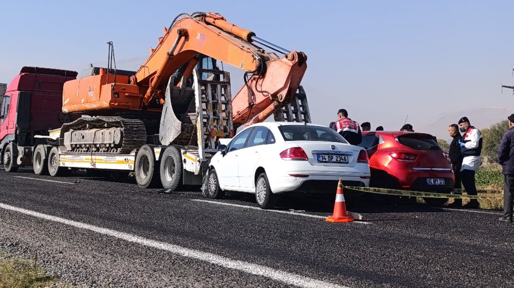 Afyonkarahisar'da 4 otomobilin karıştığı zincirlemeli kaza 9 yaralı 