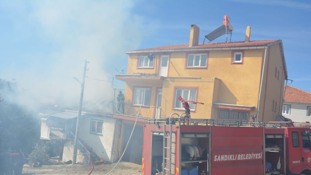 Afyonkarahisar'da evin çatısında yangın çıktı 85 yaşındaki adam ölümden döndü