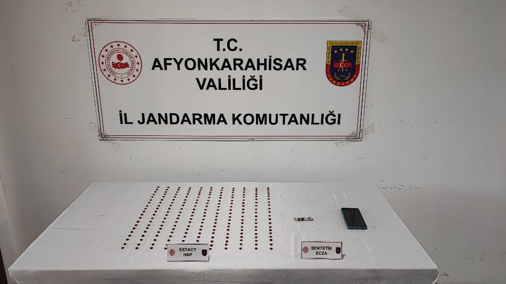 "Afyonkarahisar'da Jandarma Operasyonu: İzmir'den Uyuşturucu Hap Getiren Şahıs Yakalandı"