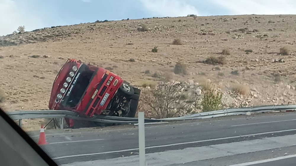 Afyonkarahisar’da korkunç kaza iki kamyon çarpıştı 1 ölü 1 yaralı 