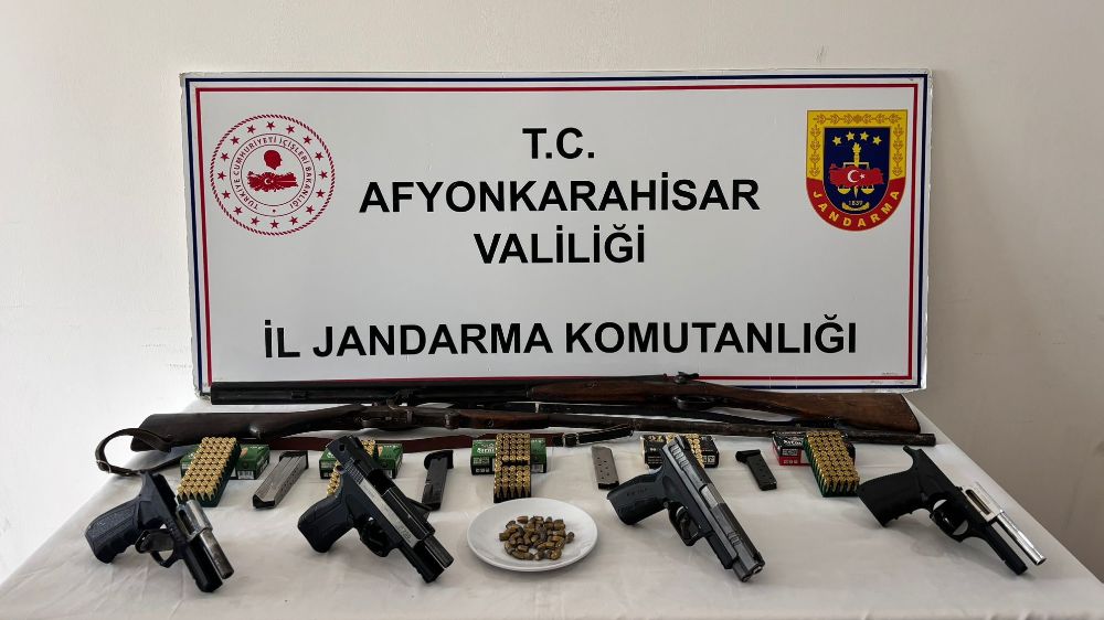 Afyonkarahisar'da ruhsatsız silah ticareti yapan şahsın evine operasyon 