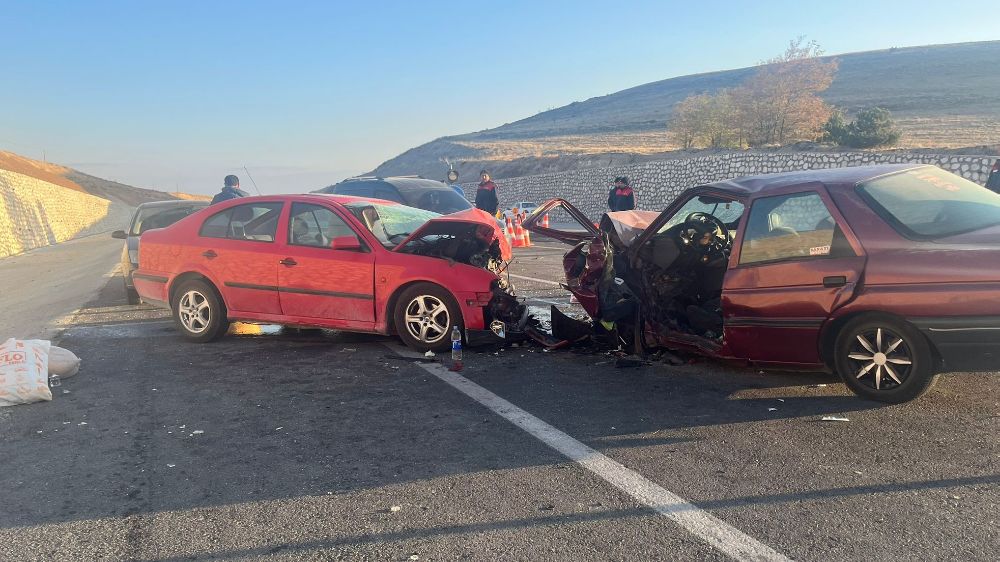 Afyonkarahisar'da trafik kazası! 3 kişi yaralandı