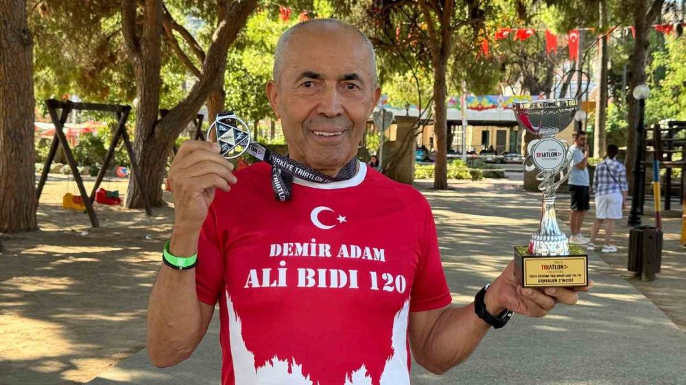 ANFAŞ Başkanı 75 yaşındaki Demir Adam, Alanya Triatlonu’ndan 1 kupa ve 1 madalya ile döndü