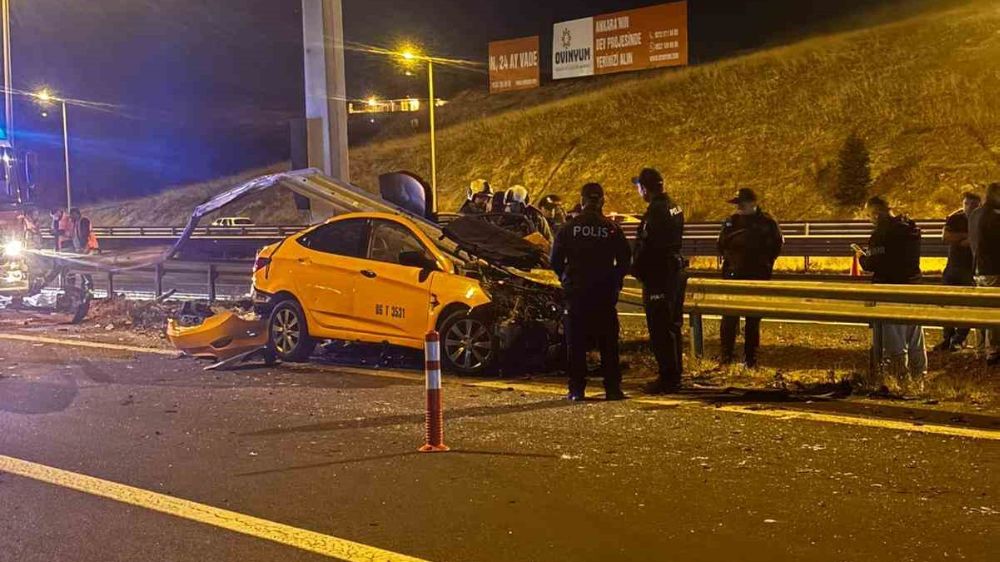 Ankara çevre yolunda kontrolden çıkan ticari taksi bariyerlere saplandı, kazada sürücü hayatını kaybetti.