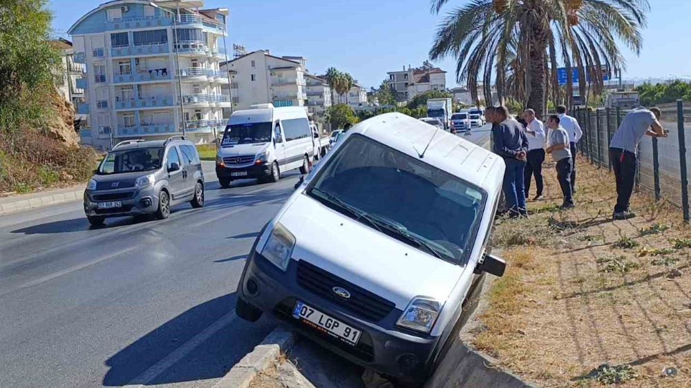 Antalta Manavgat Önündeki araca çarpmamak için yağmur suyu tahliye kanalına düştü