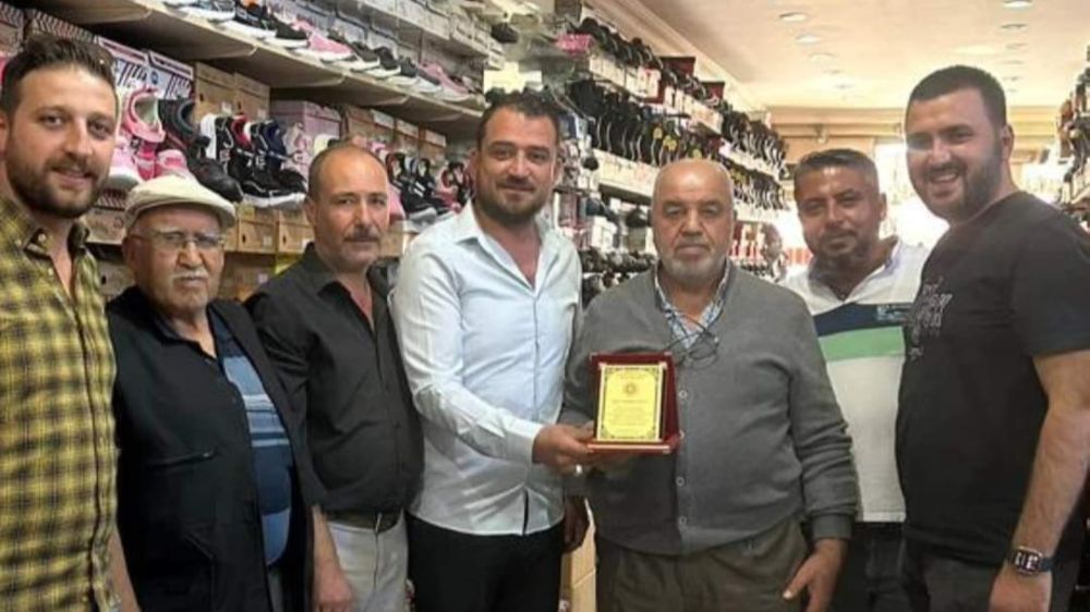 Antalya 'da 43 yıllık esnaf Mehmet Yaman'a  plaket verildi 