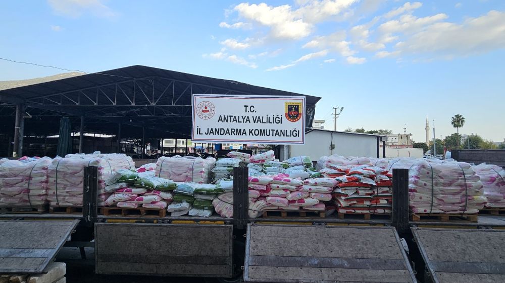  Antalya’da bir tırda tonlarca sahte gübre ele geçirildi