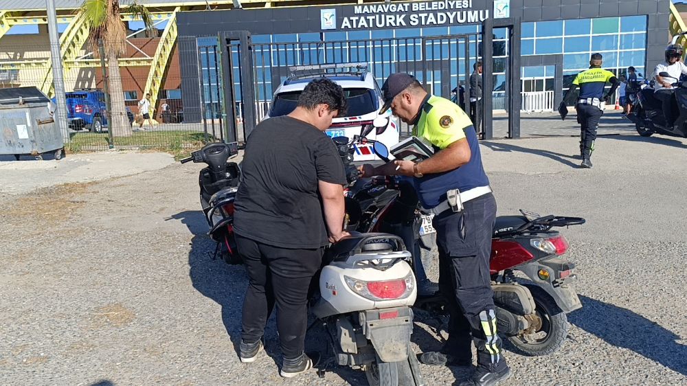 Antalya'da dur ihtarına uymayan 3 sürücüye ceza