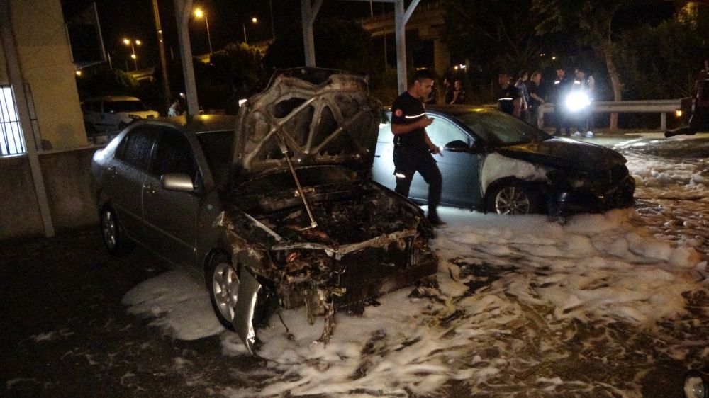 Antalya'da galerideki araçları kundakladılar