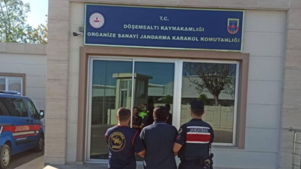 Antalya’da jandarma ekiplerinden aranan şahıslar yakalandı 