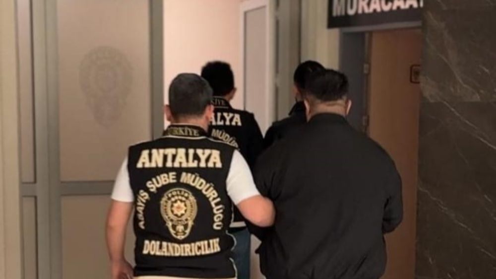 Antalya'da polis maskesi altında dolandırıcılık yapan 2 kişi yakalandı