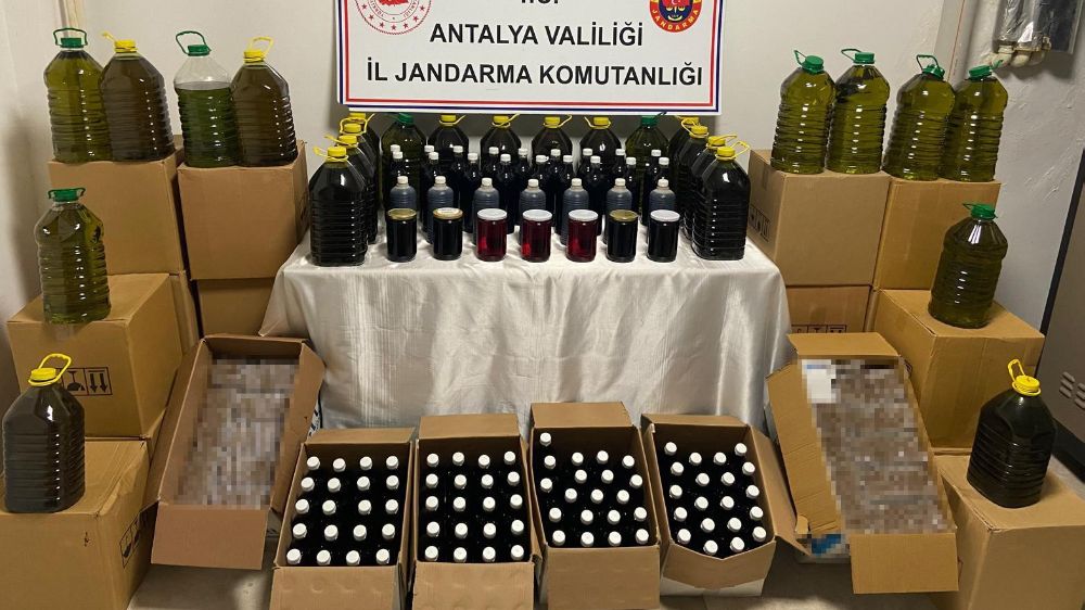 Antalya'da sahte 280 litre zeytinyağı, 250 litre nar ekşisi, 65 litre pekmez ve 19 litre bitkisel macun ele geçirildi