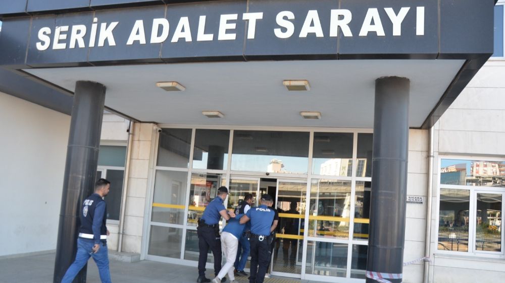 Antalya'da servis aracı bekleyenleri kurşun yağmuruna tutan 3 şüpheliden 2'si tutuklandı