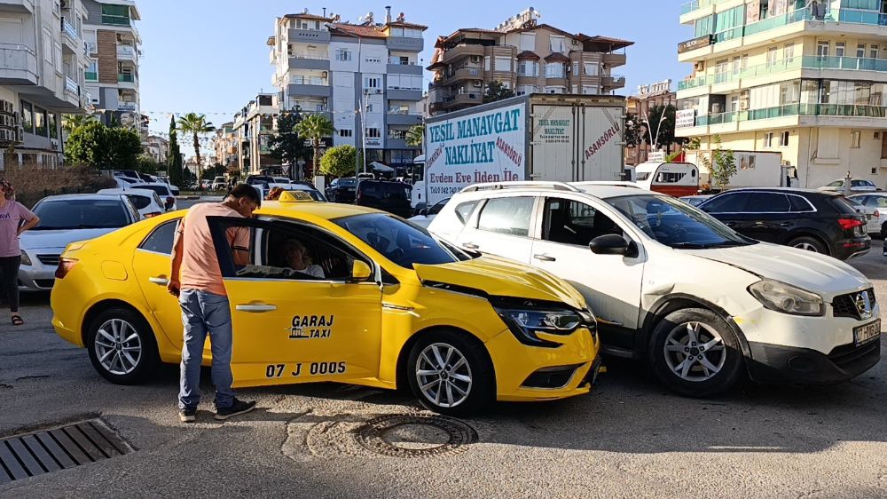 Antalya'da trafik kazası 1 kişi yaralandı