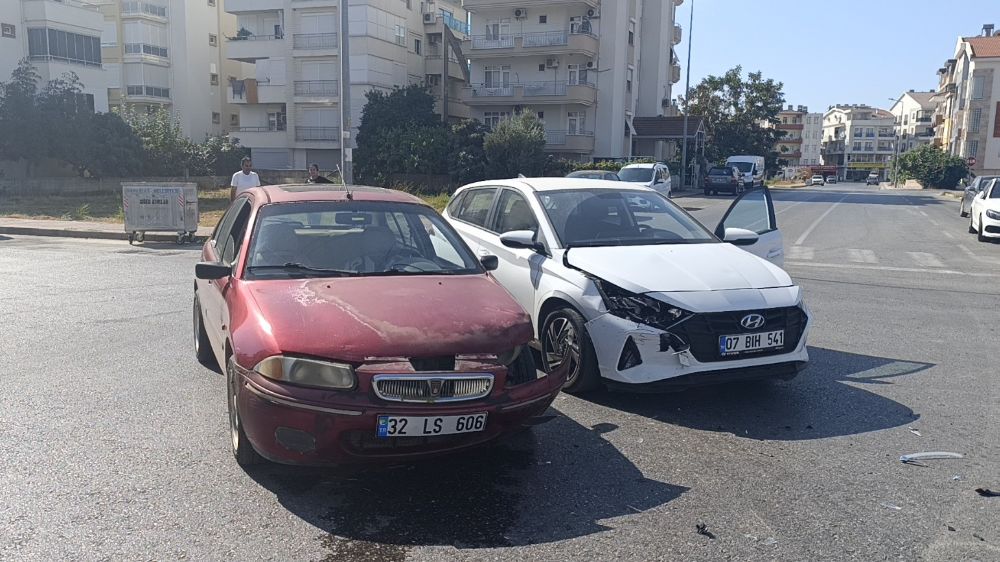 Antalya'da trafik kazası! İki otomobil çarpıştı