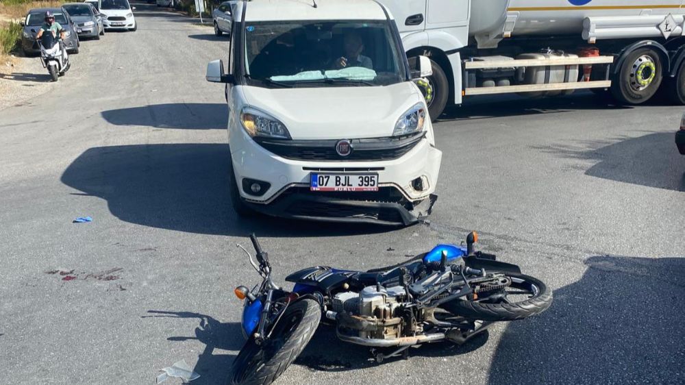 Antalya'da trafik kazası! Motosiklet sürücü yaralandı